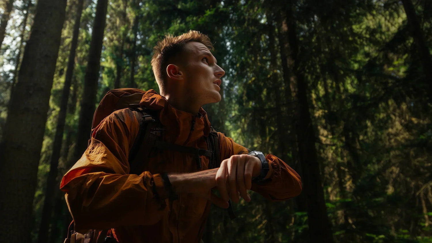 The Man Used The Walkie-Talkie Function Of His Watch To Contact His Teammates In The Forest | KSOPET Smart Watch